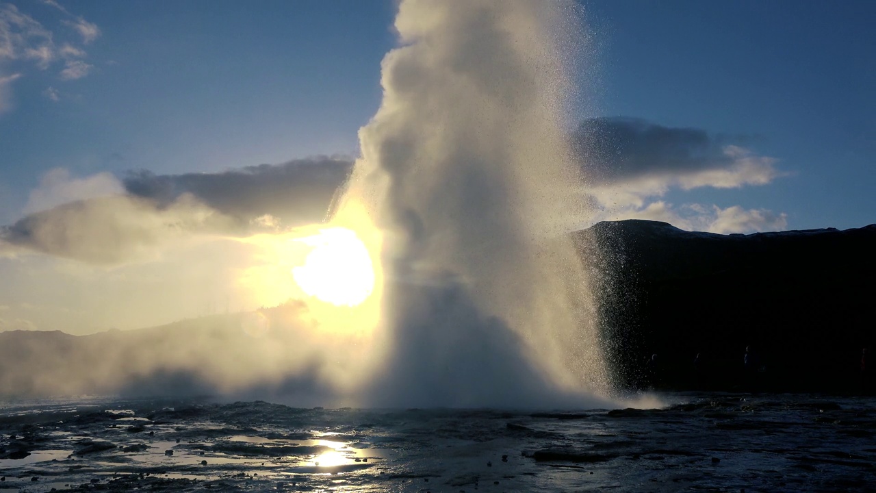 冰岛间歇泉喷发。火山。烟雾弥漫地面。喷泉Strokkur。Strokkur是地热区的一部分。美丽的间歇泉在阳光灿烂的日子里喷发。视频素材