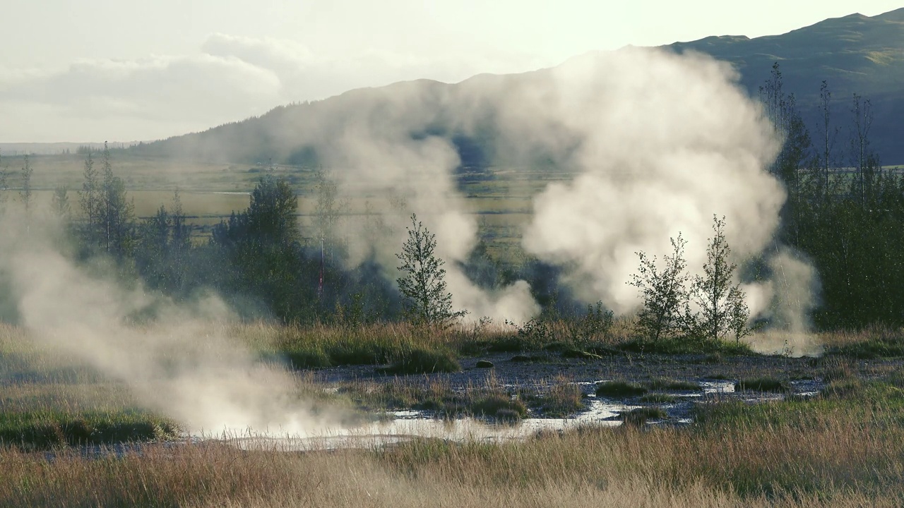 冰岛间歇泉喷发。火山。烟雾弥漫地面。喷泉Strokkur。Strokkur是地热区的一部分。美丽的间歇泉在阳光灿烂的日子里喷发。视频素材