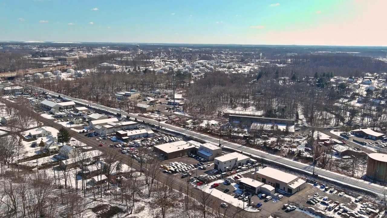 由于宾夕法尼亚州一场强烈的暴风雪，美国一个小镇的住宅小区在暴风雪袭击后屋顶被雪覆盖视频素材