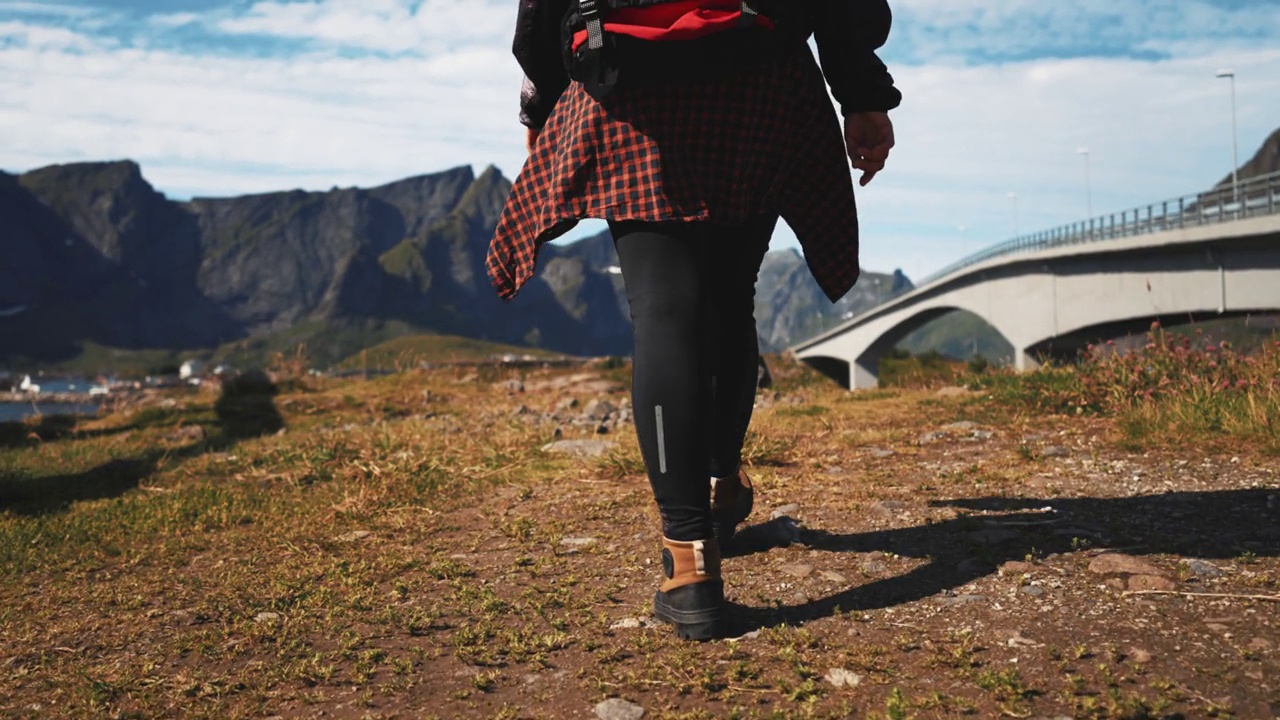 脚女徒步旅行者女步行。徒步旅行。穿着徒步靴的腿视频素材