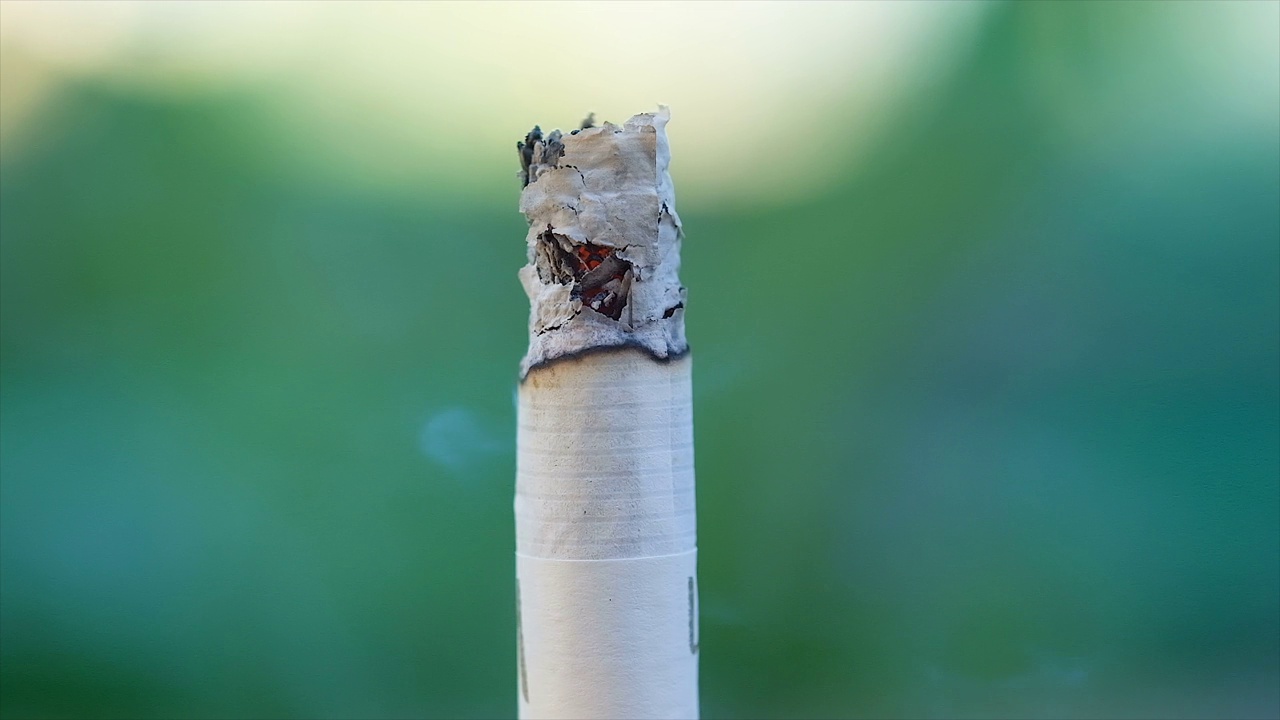 慢动作观燃烧香烟时间流逝，烟草烟雾成瘾，不健康视频素材