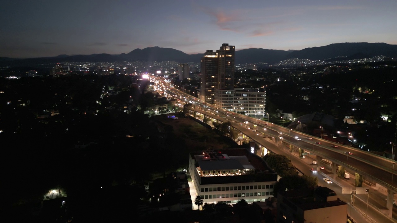 墨西哥城市景观在黄昏与高架道路视频素材