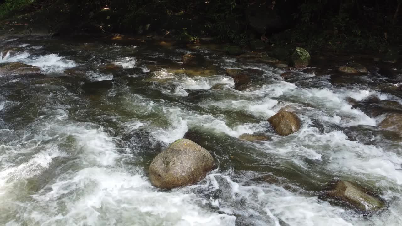 顶部视图的美景，水流过岩石视频素材