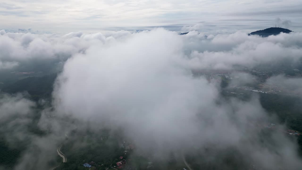 乡村低云上空的鸟瞰图视频素材