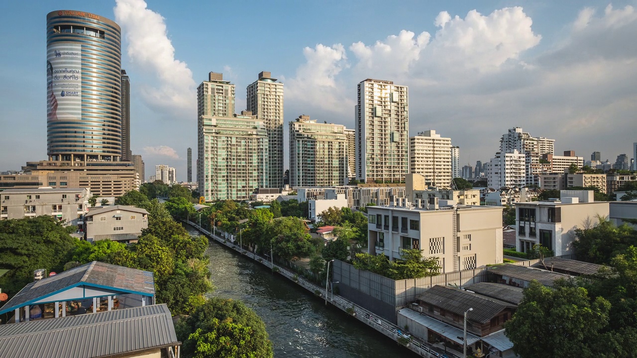 曼谷城市天际线的Saen Saep运河，新Phetchaburi路，素坤逸商业区白天的城市景观，高角度视图，泰国视频素材