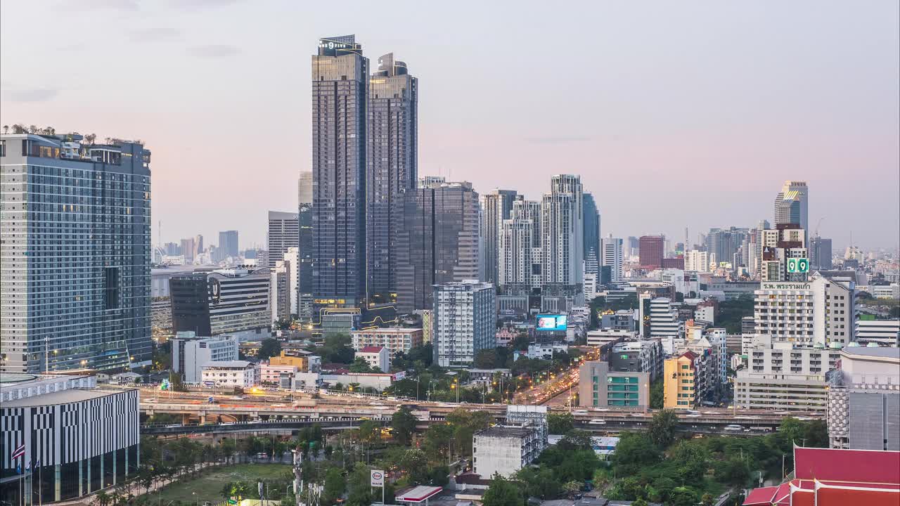 曼谷城市天际线的Rama IX十字路口，Huay Kwang, Bangkapi商业区的城市景观在日落，高角度视图，泰国视频素材