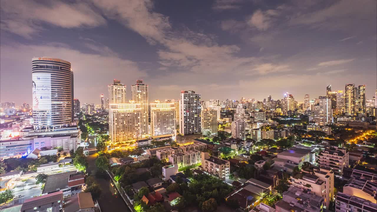 曼谷城市天际线的Saen Saep运河，新Phetchaburi路，素坤逸商业区夜景，高角度视图，泰国视频素材