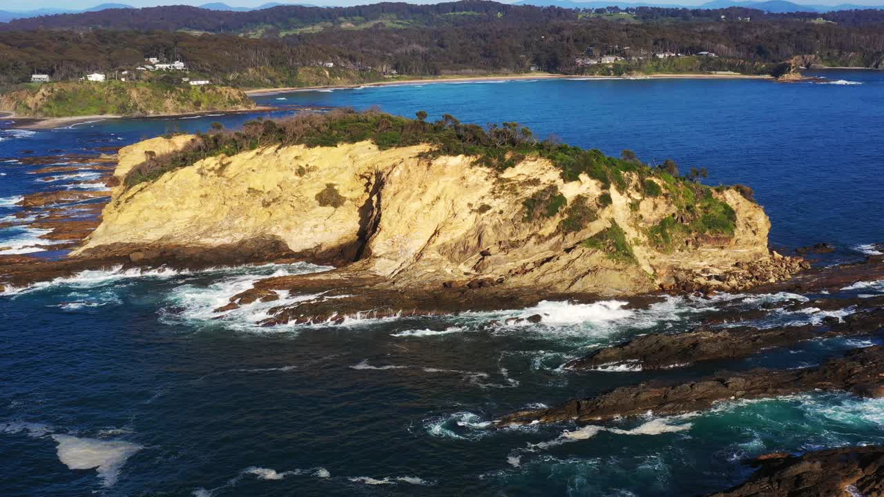 独特的海岸悬崖和岩石与蓝色的海浪碰撞视频素材