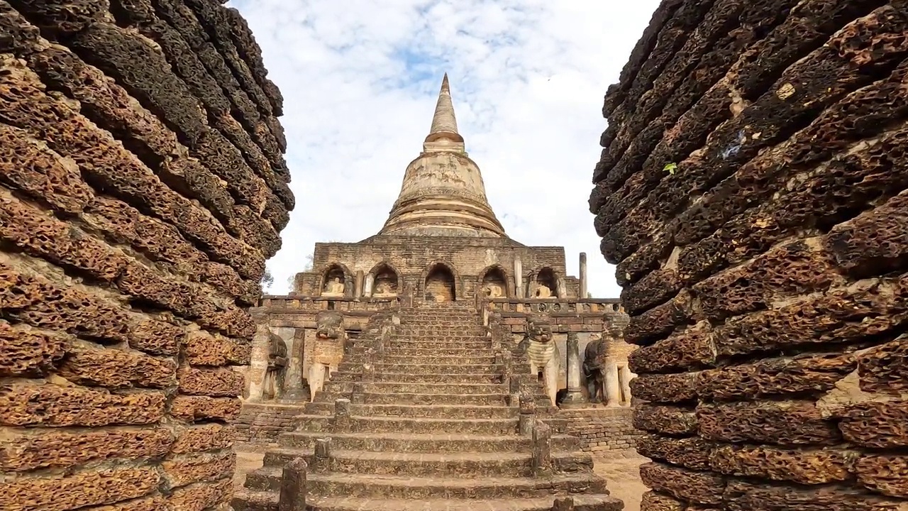 Wat Chang Lom寺庙的建筑是一个巨大的钟形佛塔，位于素可泰省的Si Satchanalai历史公园。视频素材