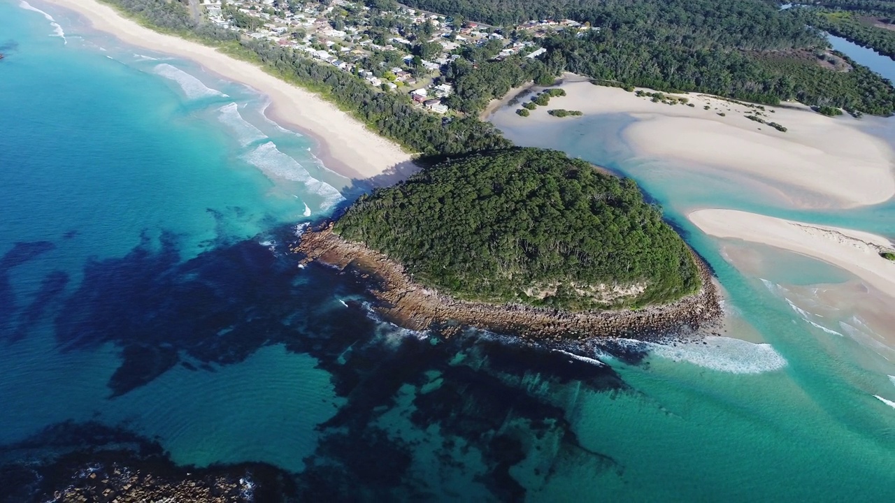 沿海入口，海岬和沙洲的鸟瞰图，蓝绿色的海浪冲到海滩上视频素材