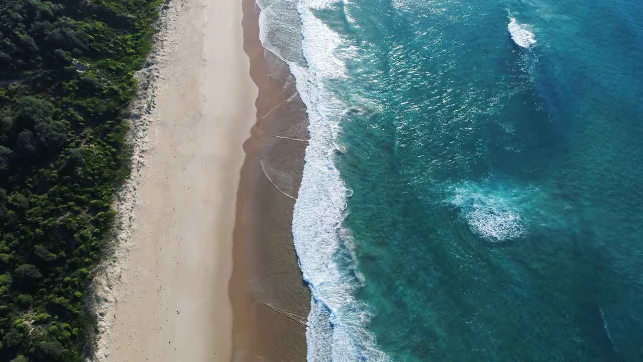 沿海场景的鸟瞰图，海浪冲到海滩上视频素材