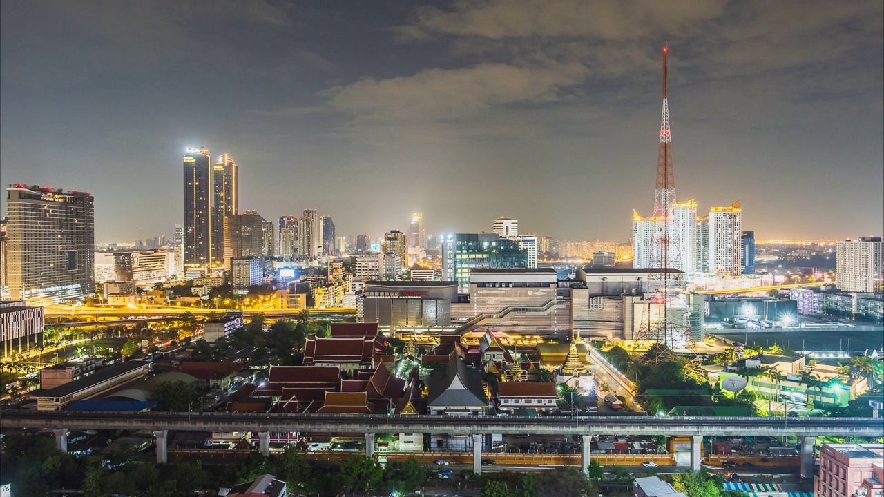 曼谷城市天际线的新Phetchaburi路，Rama IX路口，Huay Kwang, Bangkapi商业区白天的城市景观，高角度视图，泰国视频素材