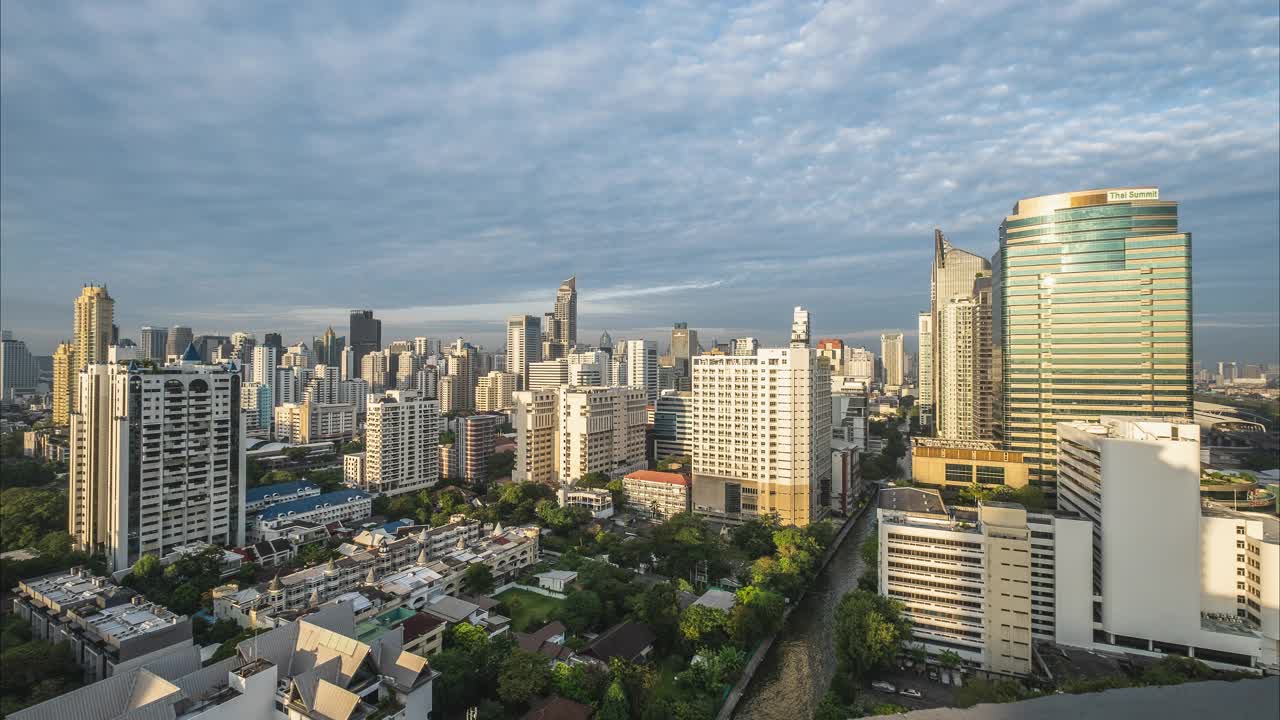 曼谷的Saen Saep运河，新Phetchaburi路，素坤逸商业区白天的城市景观，高角度视图，泰国视频素材