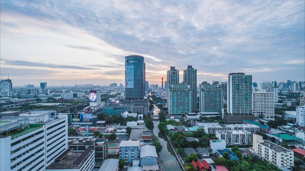 曼谷城市天际线的Saen Saep运河，新Phetchaburi路，素坤逸商业区的城市景观在日出，高角度视图，泰国视频素材