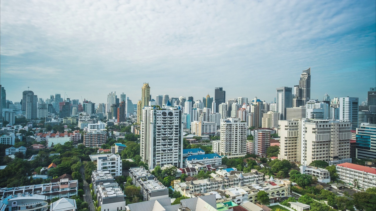 白天曼谷素坤逸路商业区的城市景观，高角度视图，泰国视频素材