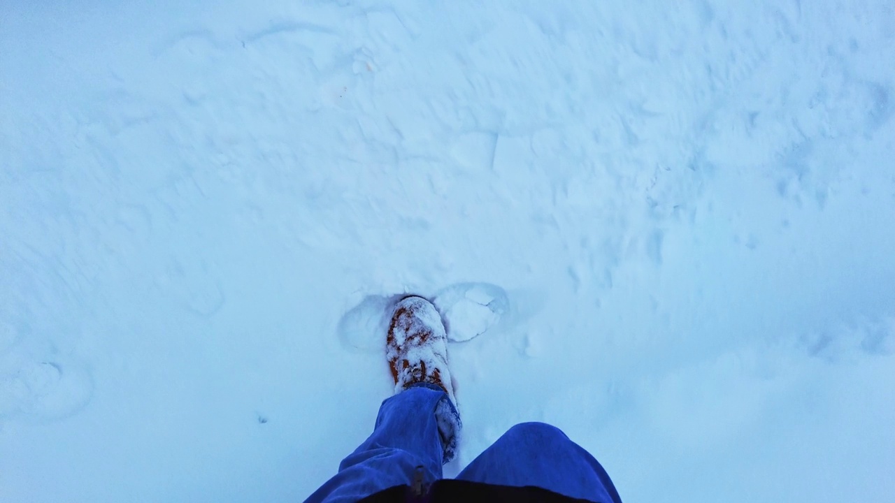 脚在雪地里。雪路上的慢镜头视频素材