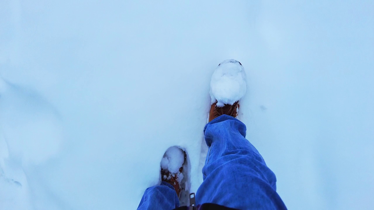 脚在雪地里。雪路上的慢镜头视频素材