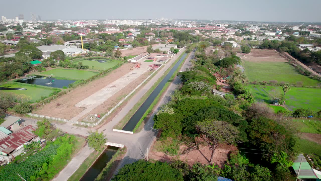 通往城市的道路，泰国孔敬省的鸟瞰图视频素材