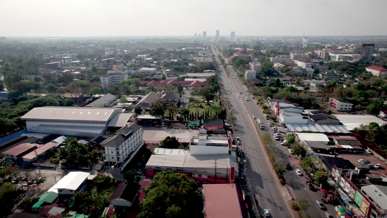 通往城市的道路，泰国孔敬省的鸟瞰图视频素材