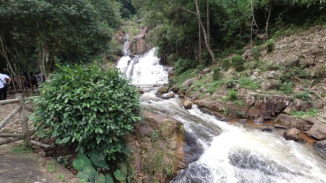 一个美丽的瀑布在雨林的山中间。视频素材