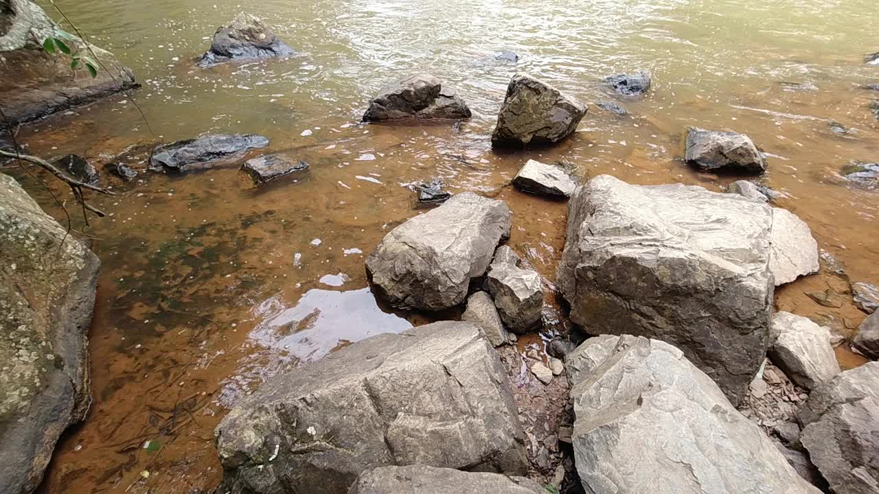 一个美丽的瀑布在雨林的山中间。视频素材