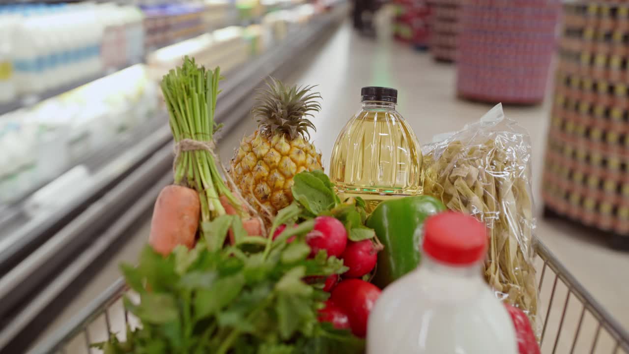 购物车，超市果蔬购物，商店食品和pov，零售和运动。杂货店，商店和购物车的产品，杂货和选择在杂货店，购买或移动在商场视频素材