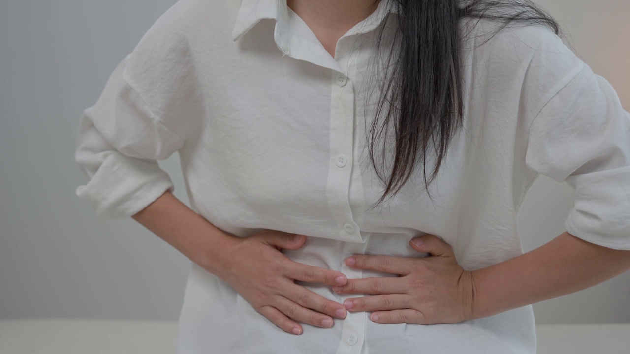 stomach ache. Asian women have abdominal pain, indigestion, gastritis, menstrual cramps, flatulence, diarrhea, distenะion, colon cancer, belly inflammation problem, suffer food poisoning, abdomen视频素材