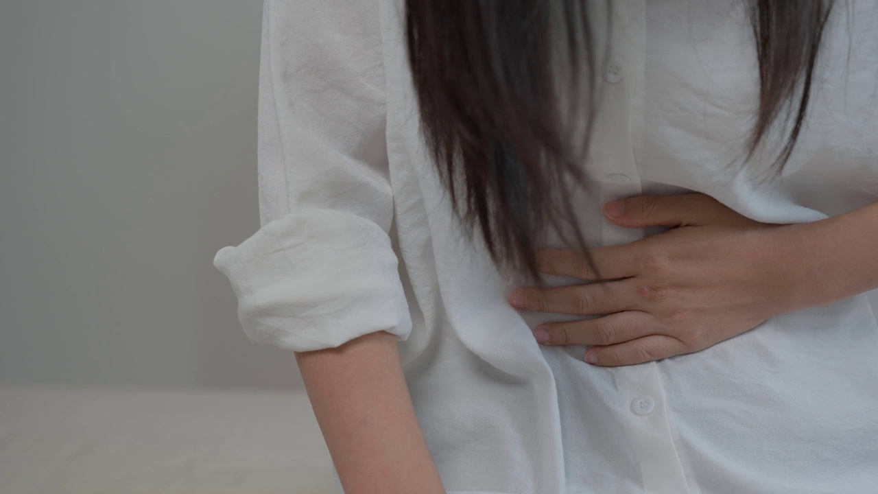 stomach ache. Asian women have abdominal pain, indigestion, gastritis, menstrual cramps, flatulence, diarrhea, distenะion, colon cancer, belly inflammation problem, suffer food poisoning, abdomen视频素材