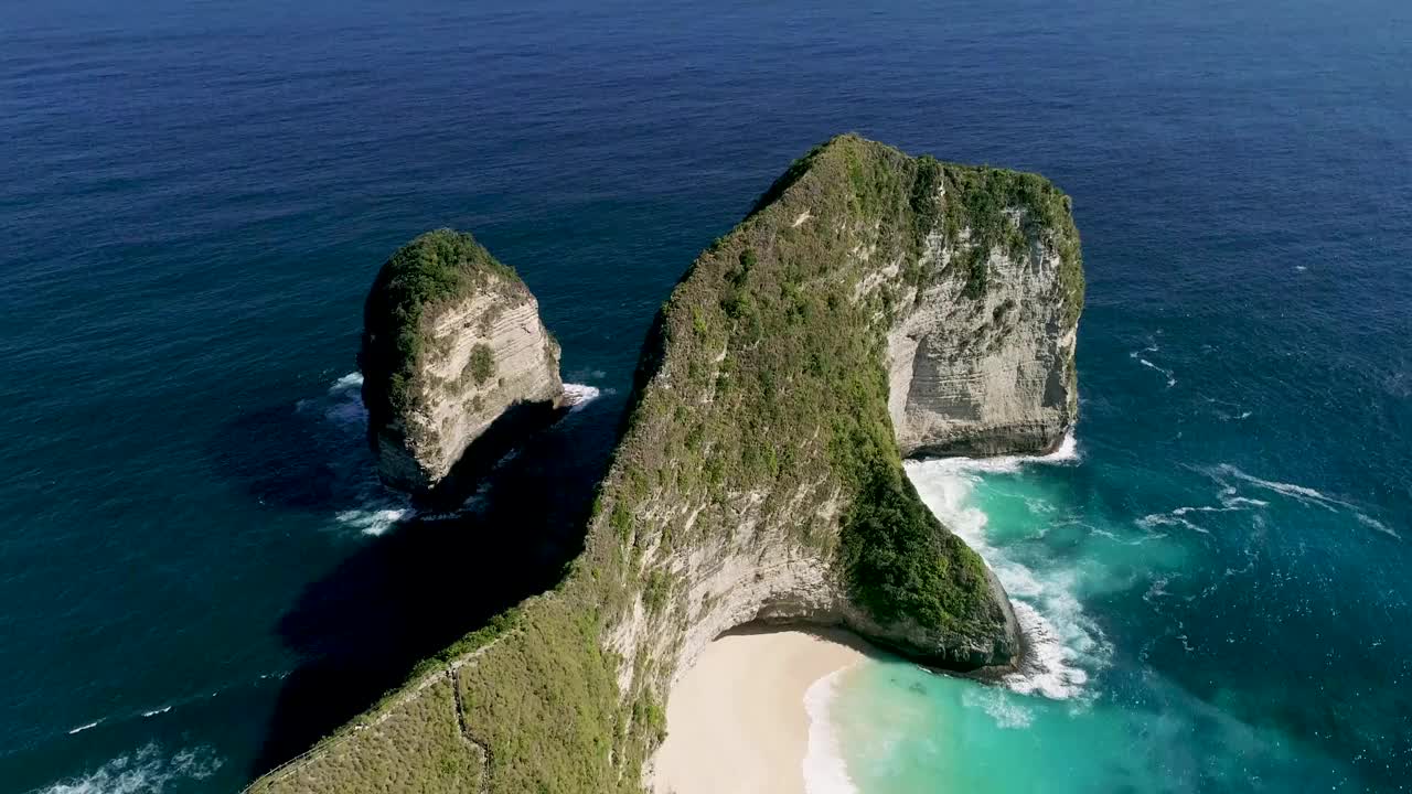 Nusa Penida，巴厘岛，印度尼西亚。巴厘岛努萨佩尼达岛的曼塔湾或克林金海滩。努沙佩尼达是巴厘岛最著名的旅游景点之一视频素材