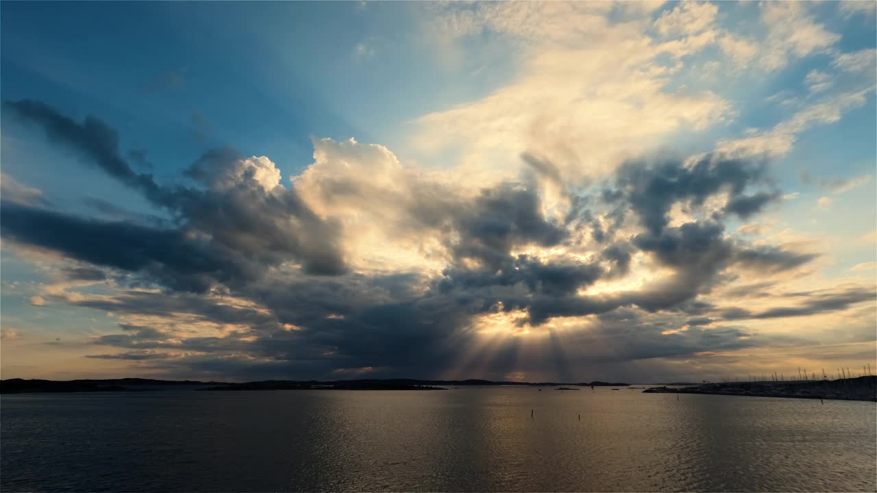 Beautiful sunset at Fiskebäck harbor in Gothenburg, Sweden.视频素材