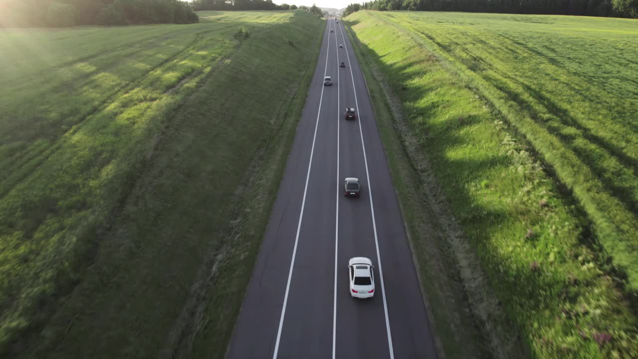 装有hud元件的电动汽车在高速公路上行驶，用传感器扫描道路环境。视频素材