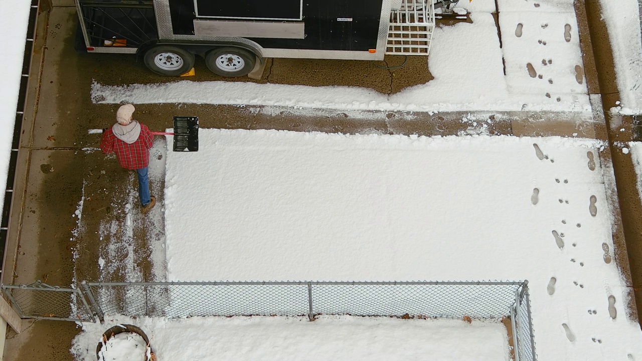 鸟瞰资深男性铲雪视频素材