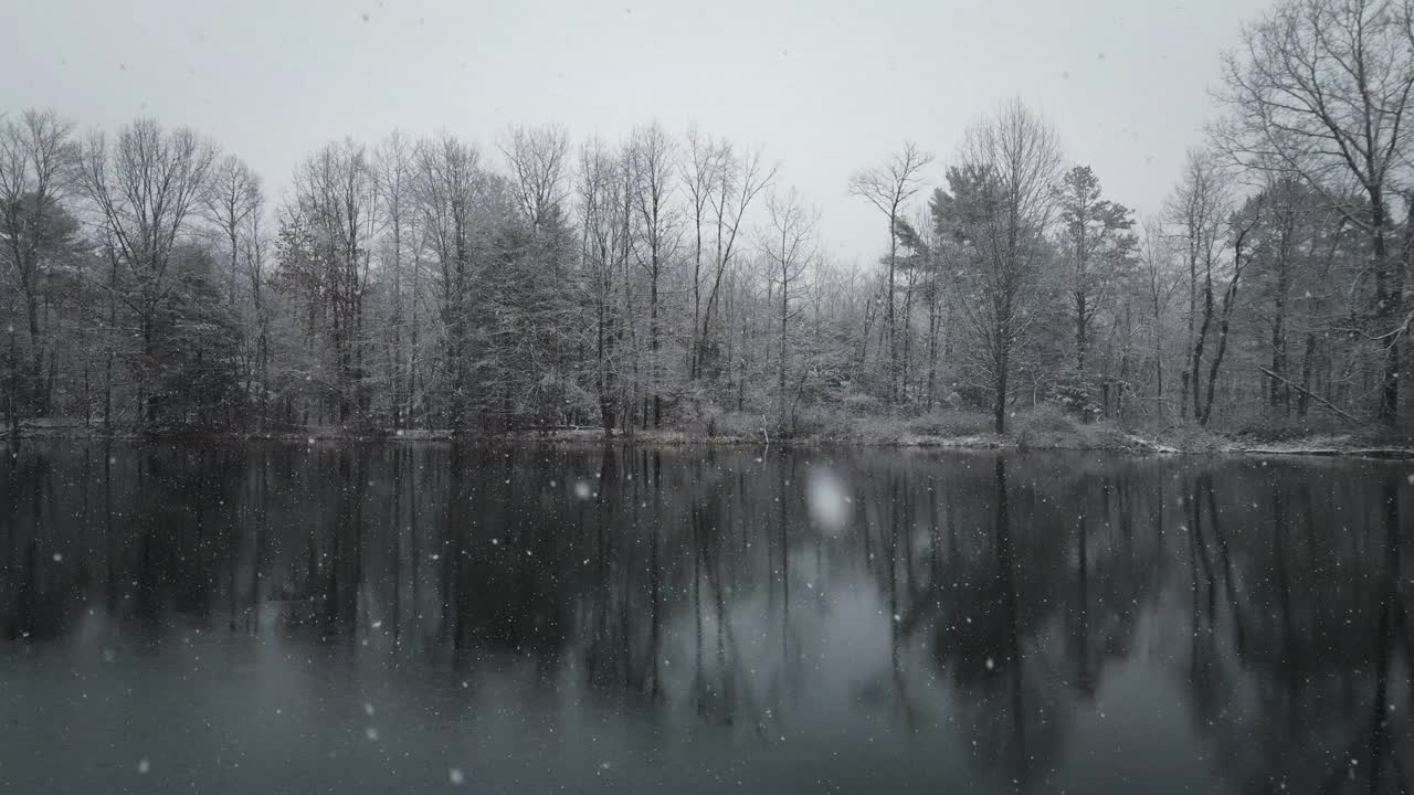 冬天，雪落在湖面上视频下载