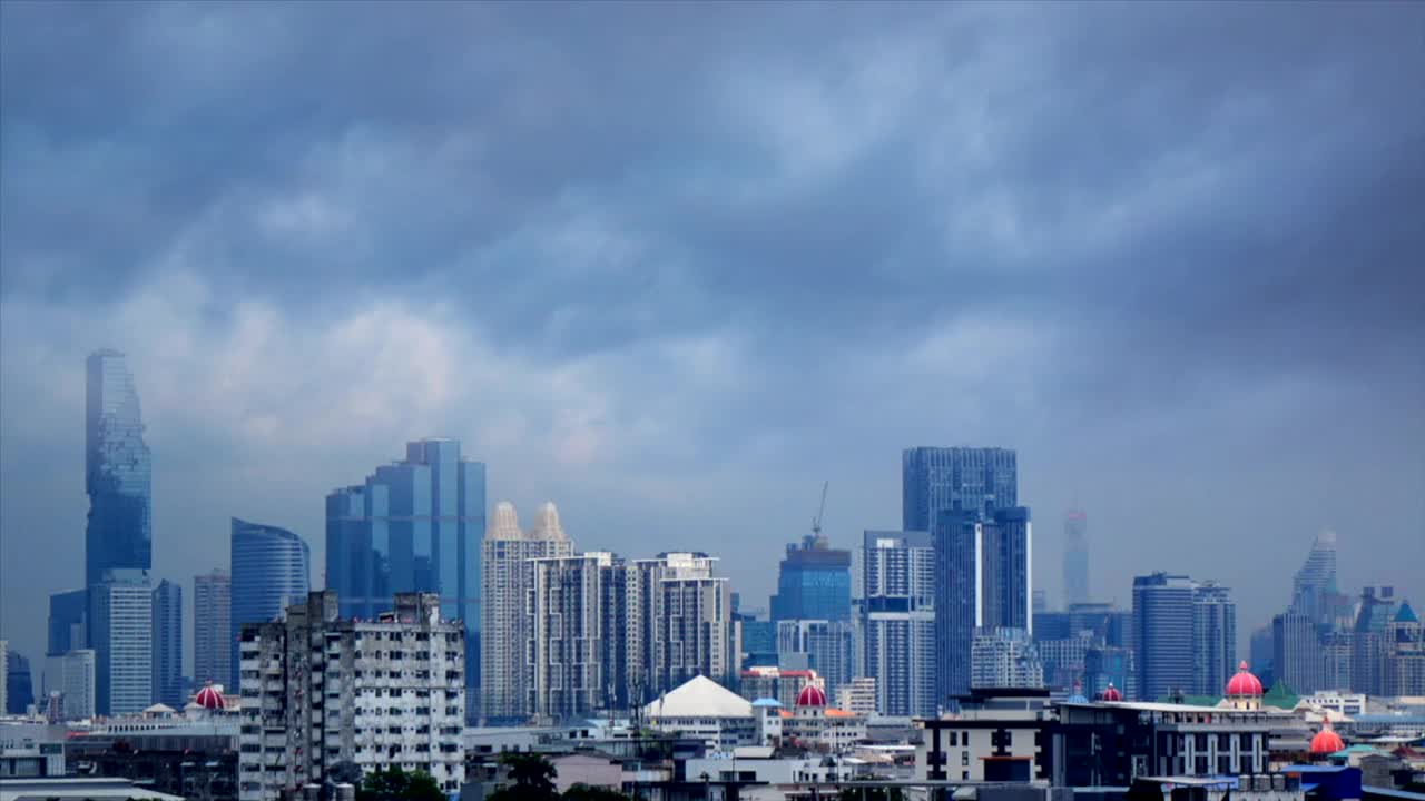 暴风雨的曼谷城市景观与摩天大楼视频素材