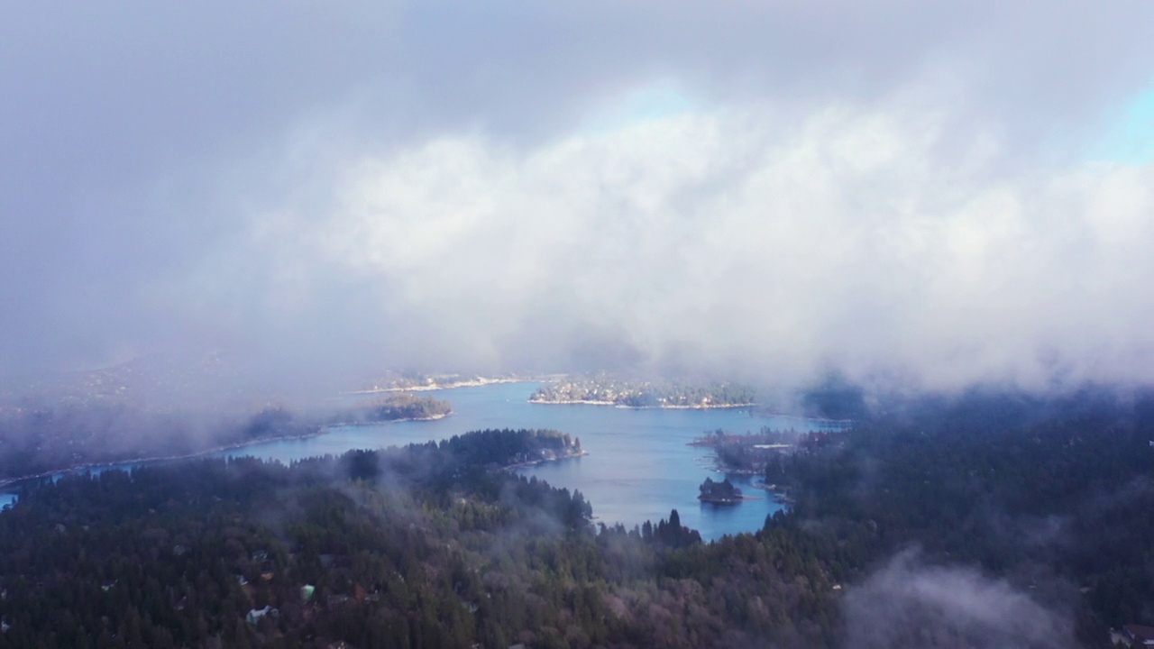 在湖泊和山脉上，在阳光照耀下，轻松的天气背景下飞行视频素材