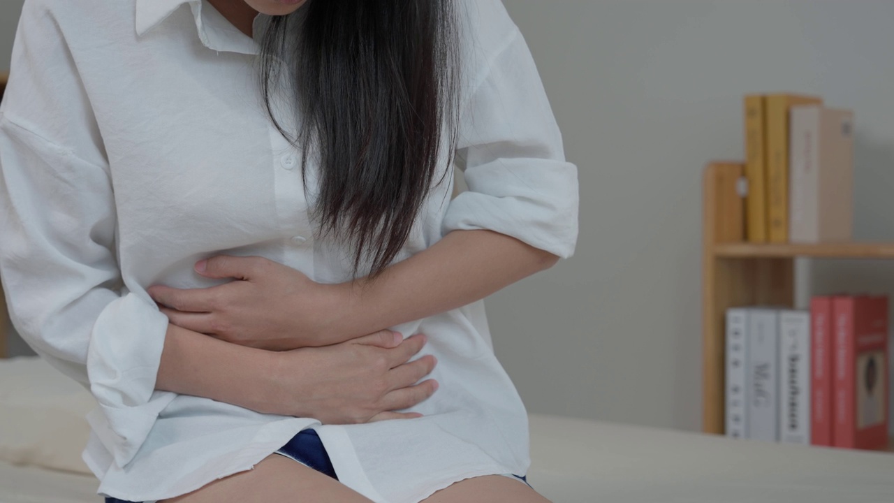 stomach ache. Asian women have abdominal pain, indigestion, gastritis, menstrual cramps, flatulence, diarrhea, distenะion, colon cancer, belly inflammation problem, suffer food poisoning, abdomen视频素材