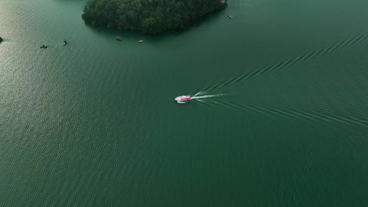 鸟瞰台湾南投日月潭及船景视频素材