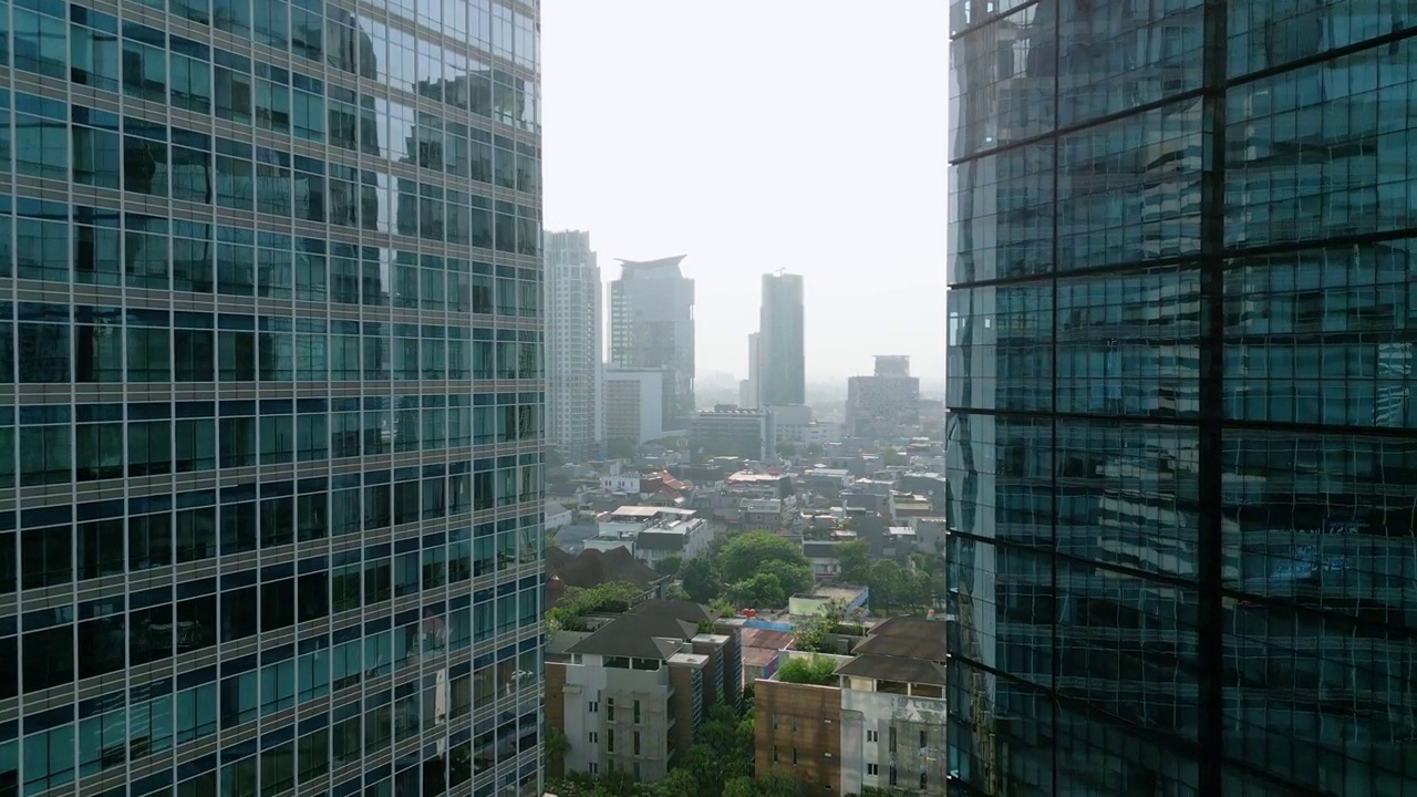 雅加达两座带有城市住宅的高层建筑视频素材