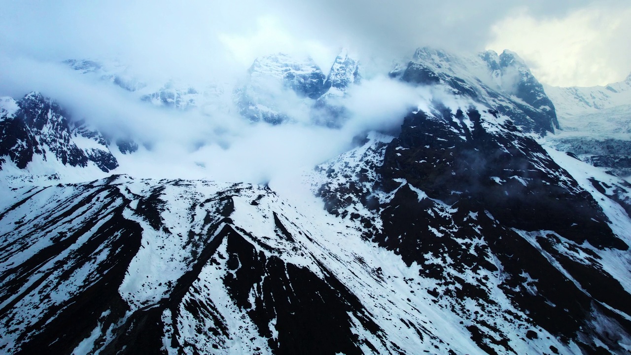 白雪皑皑的山峰。喜马拉雅山中部的山脉。视频素材