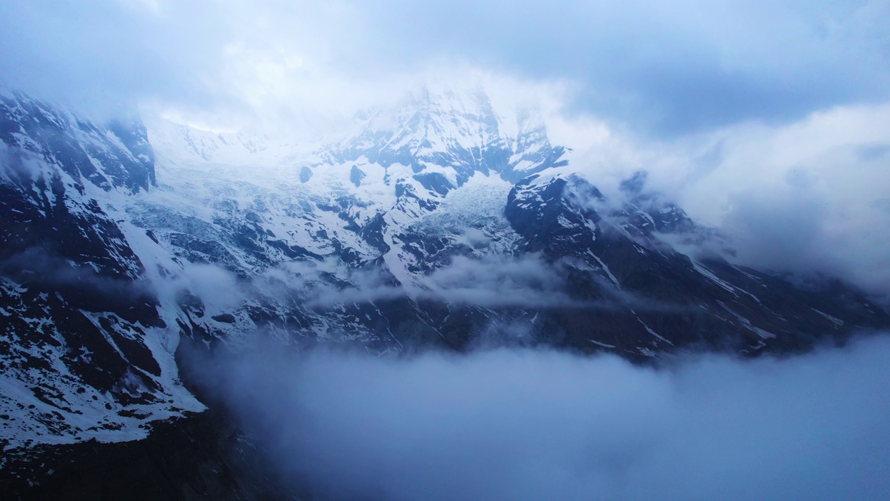 白雪皑皑的山峰。喜马拉雅山中部的山脉。视频素材