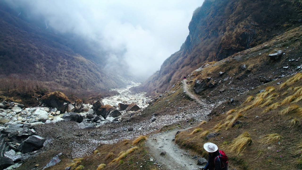 一个徒步旅行者在阴天的山间小径上视频素材