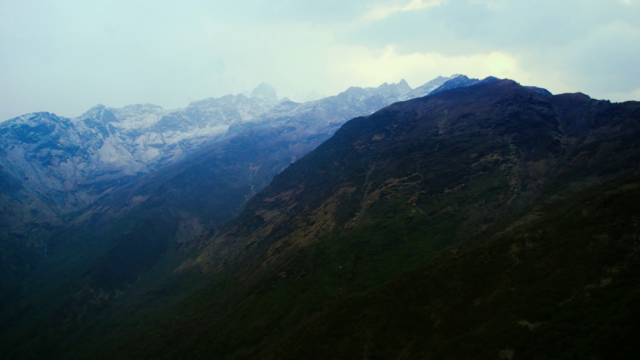 宁静的风景与山峰在泥泞的天气视频素材