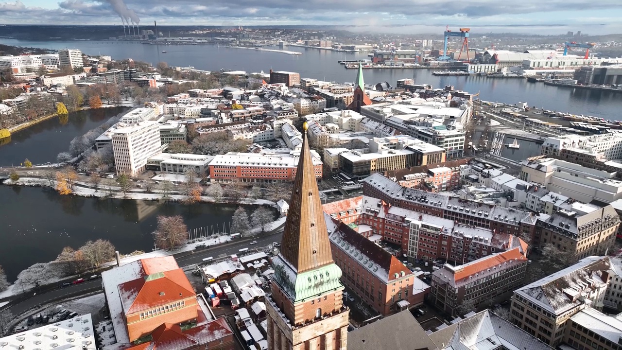 Winter view of Kiel, Kieler Förde in December. Spire of town hall and view at the Kieler Förde in winter.Snow in Kiel.Advent time in Kiel. Christmas market near town hall in Kiel.视频素材