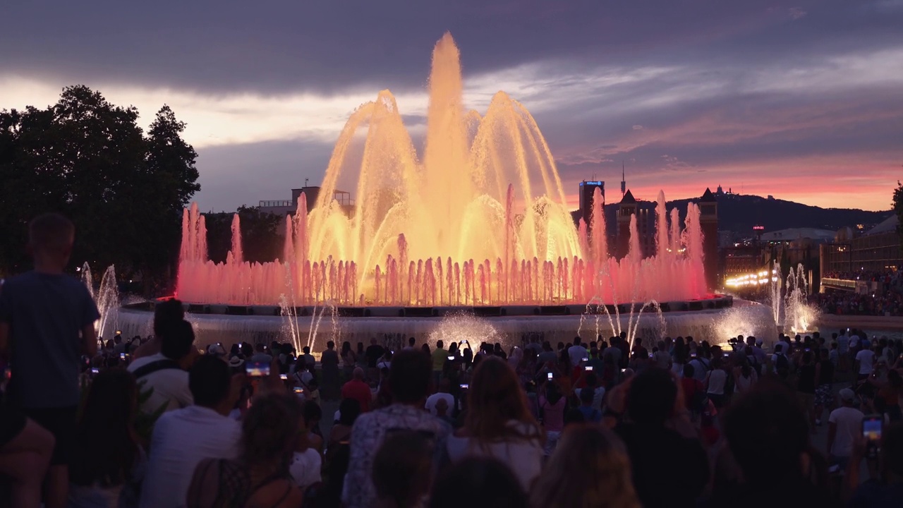 The Magic Fountain of Montjuïc in Barcelona's Plaça d'Espanya, - Spain.视频素材