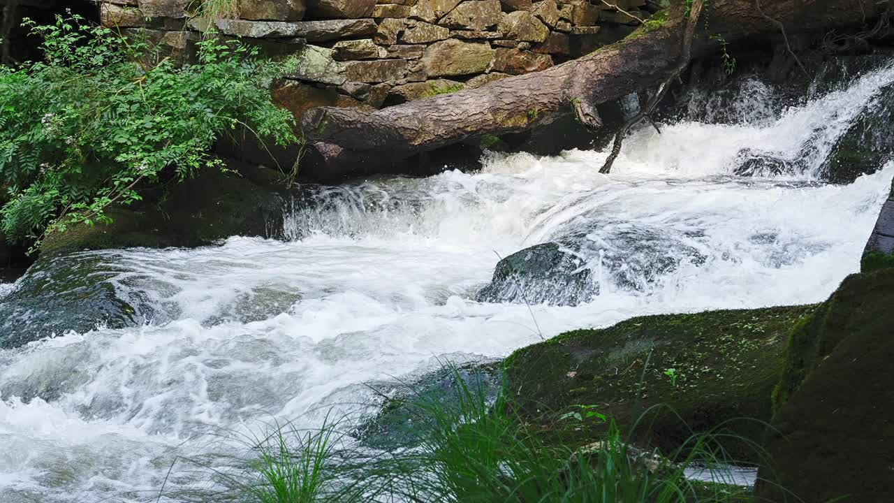 慢动作水流在安隆斯河，Refugio de Verdes，加利西亚，西班牙视频素材