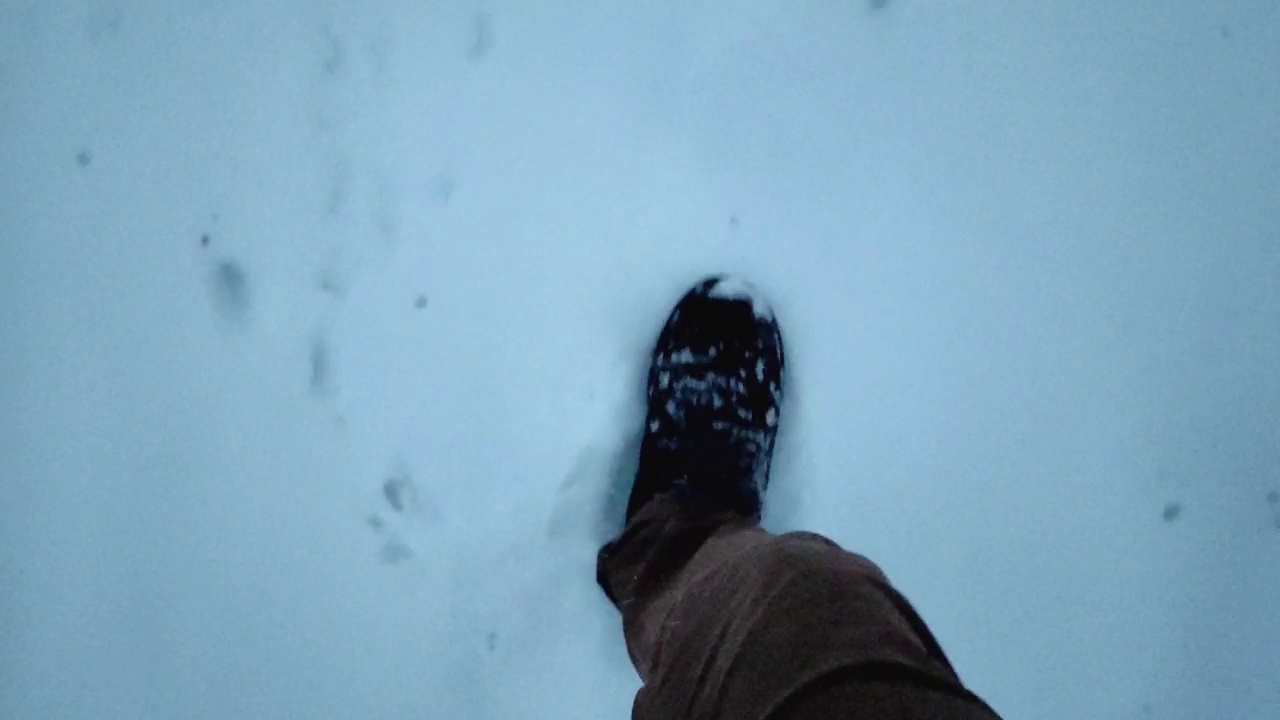 男子在晚上走在雪地里，第一人称观看视频视频素材