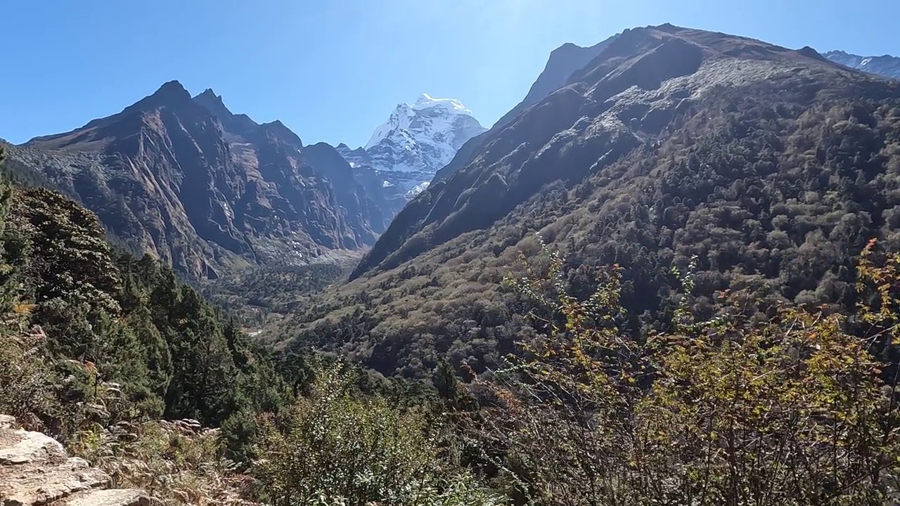 在珠峰大本营徒步旅行时，在前往Tengboche村的途中，您将看到一座标志性的雪山，名为“Kangtega”(6779米)。视频素材