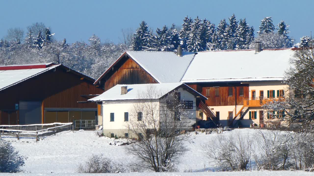 Barn Or Agricultural Building In Winter Countryside – Snow视频素材