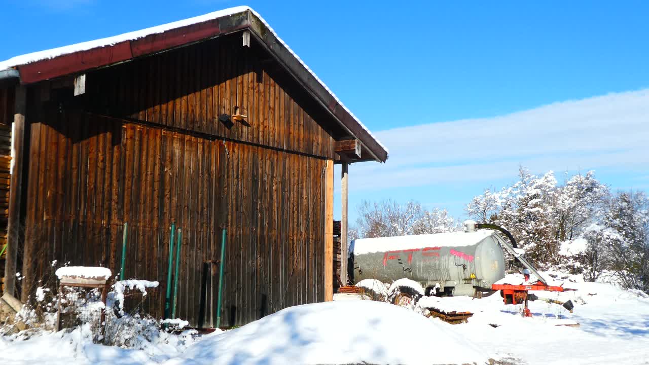 Barn Or Agricultural Building In Winter Countryside – Snow视频素材