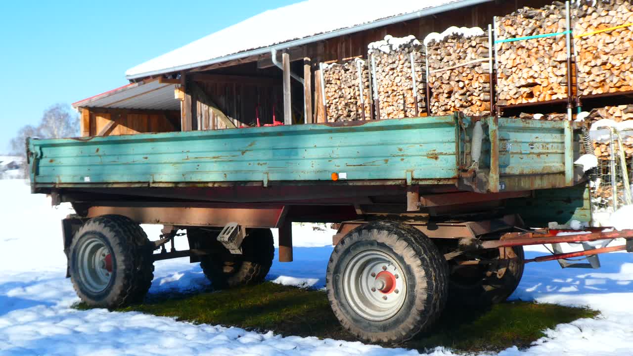 Barn Or Agricultural Building In Winter Countryside – Snow视频素材